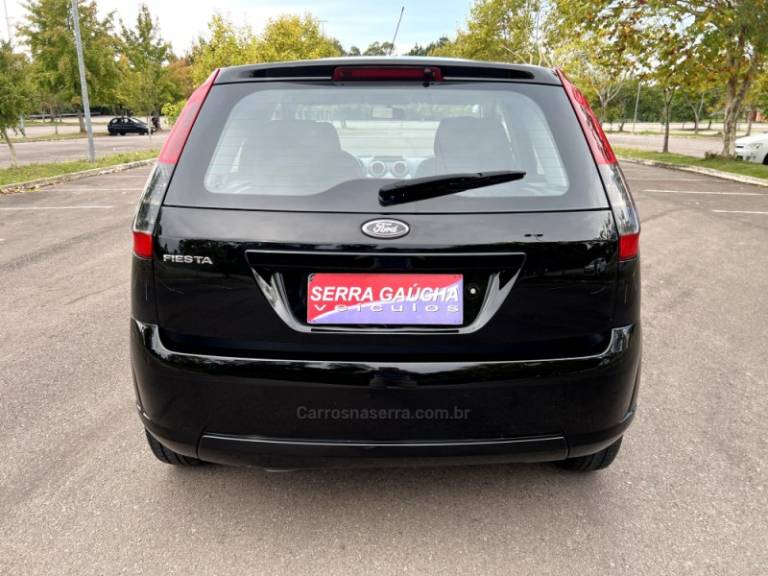 FORD - FIESTA - 2013/2014 - Preta - R$ 35.000,00
