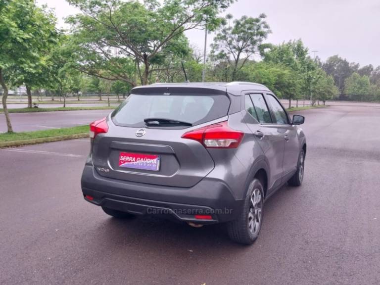 NISSAN - KICKS - 2018/2019 - Cinza - R$ 84.000,00