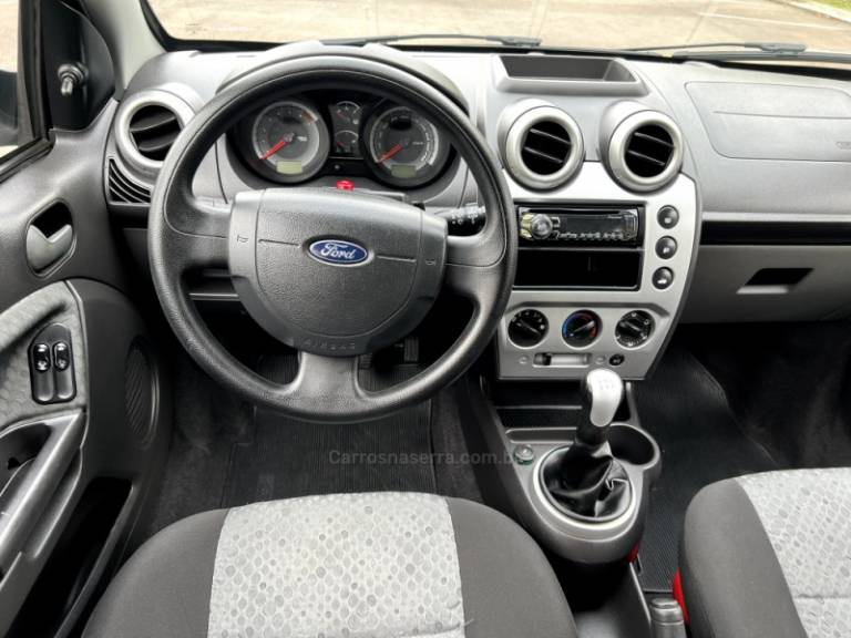 FORD - FIESTA - 2013/2014 - Preta - R$ 35.000,00